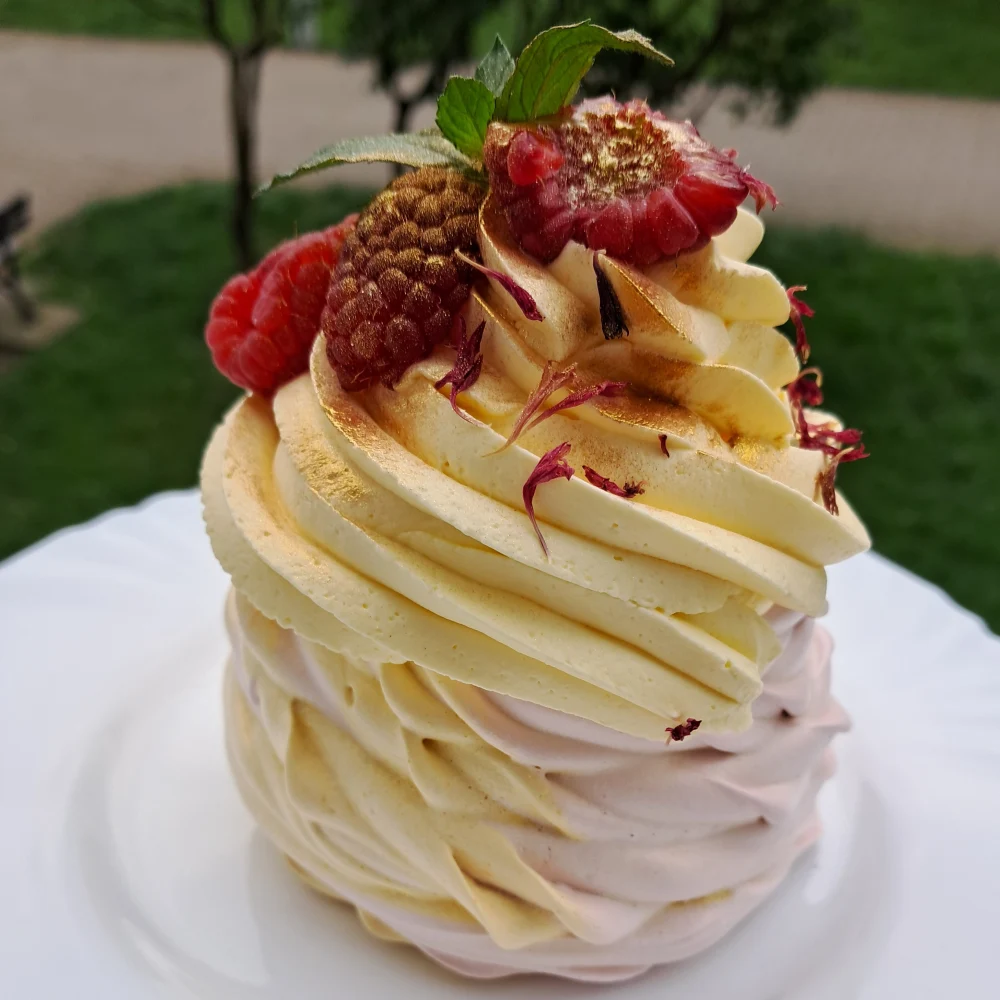 mini gniazda bezowe z kremem